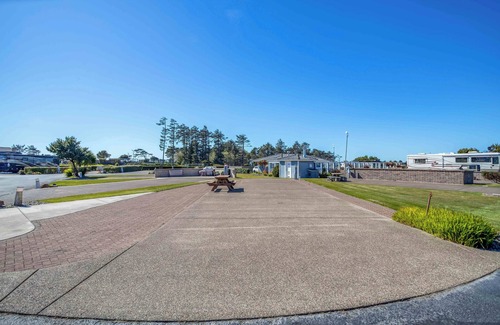 Agate Beach RV Rental | Dog Friendly, Available with 50AMP, 30AMP, Water and Sewer hook up's, WiFi