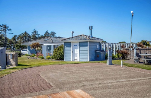 Agate Beach RV Rental | Dog Friendly, Available with 50AMP, 30AMP, Water and Sewer hook up's, WiFi