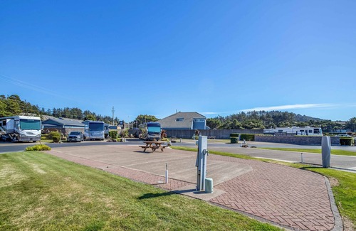 Agate Beach RV Rental | Dog Friendly, Available with 50AMP, 30AMP, Water and Sewer hook up's, WiFi
