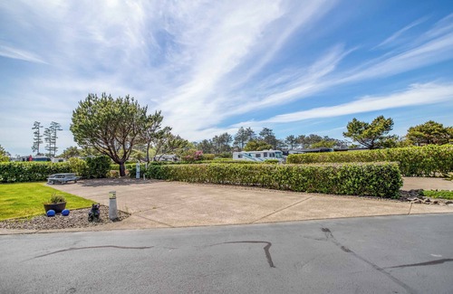 Agate Beach RV Rental | Dog Friendly, Available with 50AMP, 30AMP, Water and Sewer hook up's, WiFi