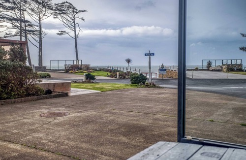 Agate Beach RV Rental | Dog Friendly, Available with 50AMP, 30AMP, Water and Sewer hook up's, WiFi