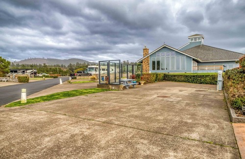 Agate Beach RV Rental | Dog Friendly, Available with 50AMP, 30AMP, Water and Sewer hook up's, WiFi