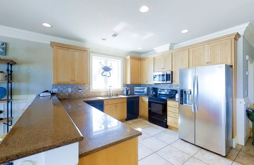 East End House | Dog-friendly beachfront retreat with elevator, grill, on-site pool, tennis court