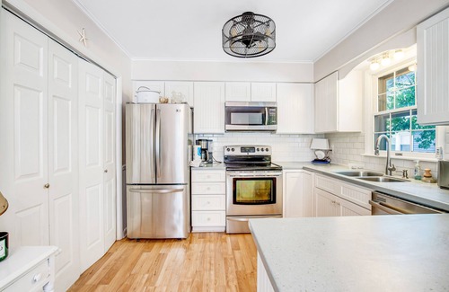 Caine Woods Cottage | Dog-friendly beach cottage with WiFi, W/D, updated kitchen & outdoor shower