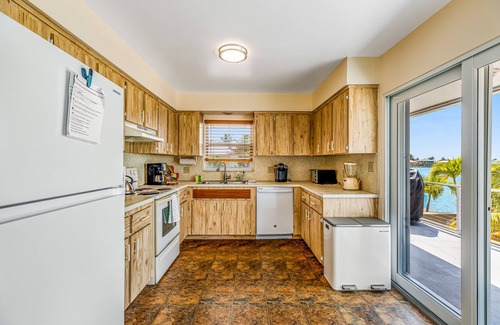 Marathon House | Dog-friendly beach escape with dock, furnished deck & bay views