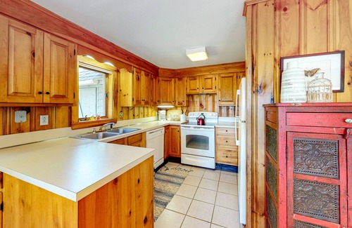 New Harbor House | Dog-friendly beach house with WiFi, private washer/dryer, deck, beautiful views