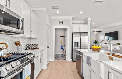Orange Beach House | Dog Friendly|Beach House|Walk to Beach|sleeps 9!