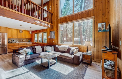 Black Butte Ranch Cabin | Dog-friendly cabin with pool, sauna, private hot tub, & great deck