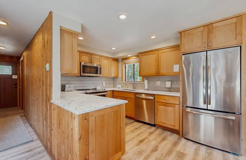 Black Butte Ranch Cabin | Dog-friendly cabin with pool, sauna, private hot tub, & great deck