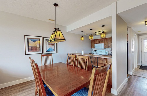 The Blue Mountains Condo | Dog-Friendly Condo w/Free WiFi, a Balcony Overlooking the Pond, & Washer/Dryer