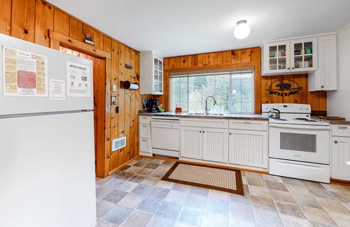 Joseph Cabin | Dog-Friendly Cabin Close to the Lake & Next to Wallowa River w/WiFi, W/D