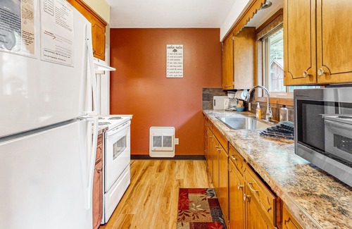 Joseph Cabin | Dog-friendly cabin near lake with mountain view, gas fireplace, deck, & W/D