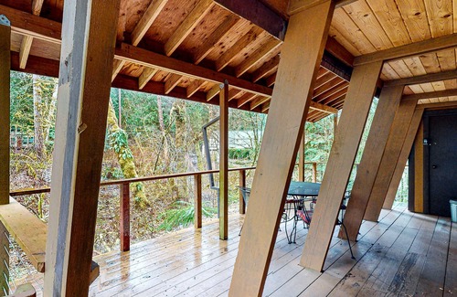 Mount Hood Village House | Dog-friendly cabin with deck, hot tub & firepit - walk to Sandy River
