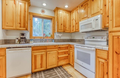 Mount Hood Village House | Dog-friendly cabin with deck, fenced yard, & hot tub GAME ROOM COMING SOON!