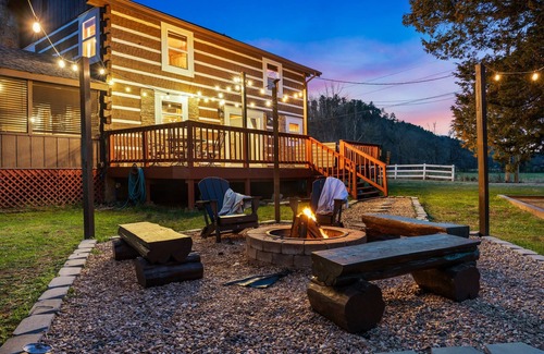 Gatlinburg - Pigeon Forge Cabin | Dog-Friendly Cabin with Huge Yard Near Attractions!