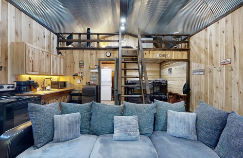 Wynnburg Apartment | Dog-friendly cabin near Reelfoot Lake with cornhole, firepit, fast WiFi, W/D