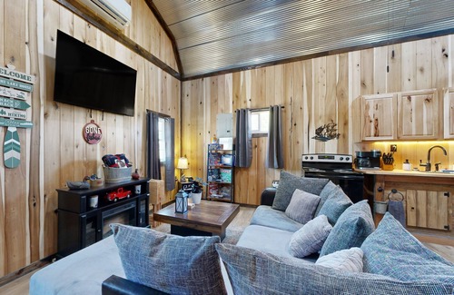 Wynnburg Apartment | Dog-friendly cabin near Reelfoot Lake with cornhole, firepit, fast WiFi, W/D