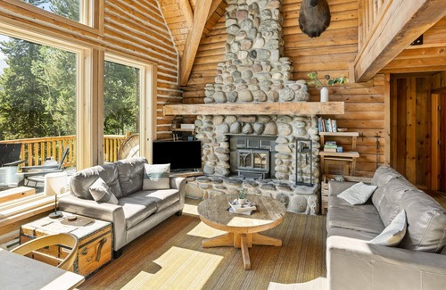 Blue River House | Dog-Friendly Cabin w/ Mountain Views & Wood-Burning Fireplace