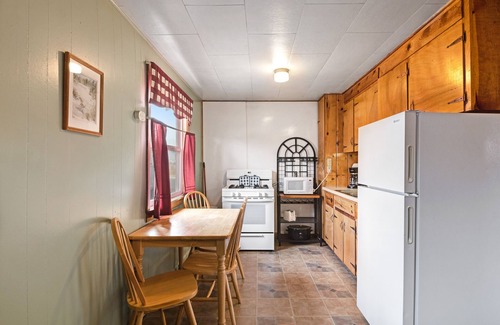 South Fork Cabin | Dog-friendly cabin with kitchen, WiFi, entertainment, & nearby ski access
