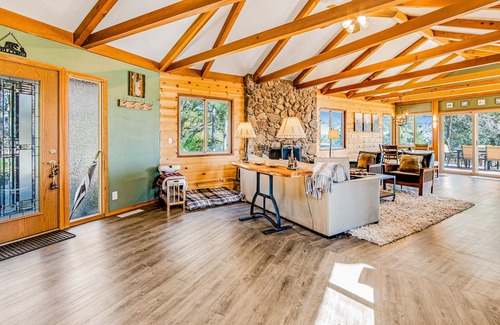 Pine Cove House | Dog-friendly cabin with private hot tub & stunning mountain views