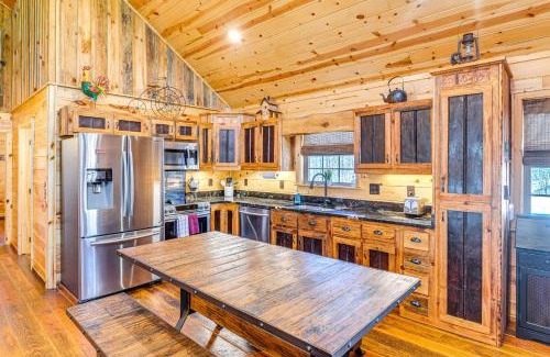 Murphy House | Dog-Friendly Cabin with Fire Pit and Hot Tub!