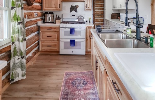 Rainbow Valley Cabin | Dog-friendly cabin with mountain views, fireplace & wraparound deck