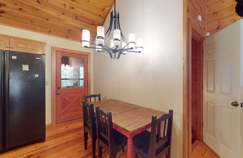 Ellijay Cabin | Dog friendly cabin with fire pit, hot tub, and community amenities