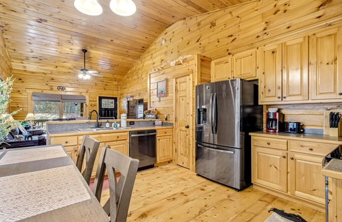 Jasper Cabin | Dog-friendly cabin with hot tub, central AC, fireplace, gas grill & firepit