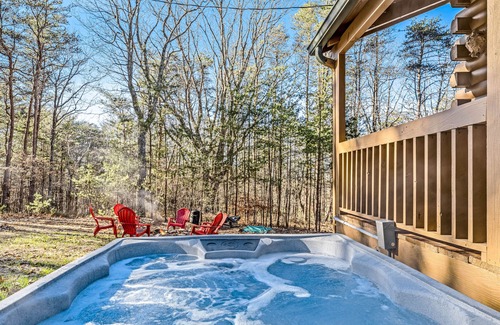Jasper Cabin | Dog-friendly cabin with hot tub, central AC, fireplace, gas grill & firepit