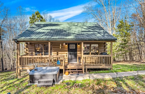 Jasper Cabin | Dog-friendly cabin with hot tub, central AC, fireplace, gas grill & firepit