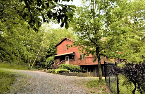 Stroudsburg Ski Chalet | Dog-Friendly Chalet in the Heart of the Poconos-Fenced Yard