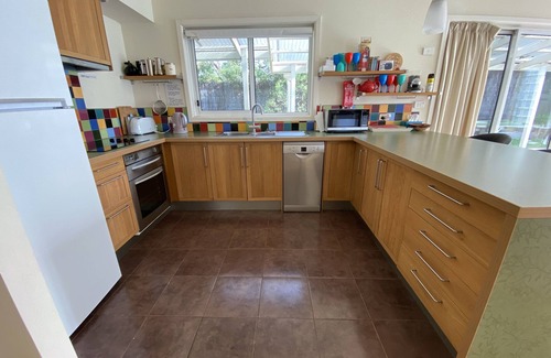 Sandy Point House | Dog friendly close to beach/shops, trampoline, hot outside shower, NBN Wifi