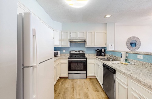 Ocean Sands Condo | Dog-friendly coastal condo with beach access, tennis courts, balcony & fast WiFi