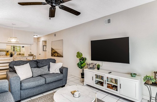 Siesta Key Condo | Dog-friendly condo with pool and tennis access, central AC, balcony, and AC