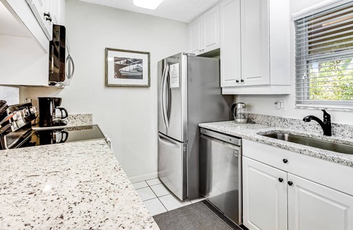 Siesta Key Condo | Dog-friendly condo with pool and tennis access, central AC, balcony, and AC