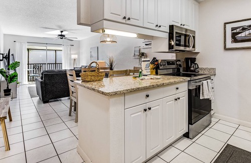 Siesta Key Condo | Dog-friendly condo with pool and tennis access, central AC, balcony, and AC