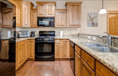 Bear Hollow Village Condo | Dog-friendly condo with fireplace, washer/dryer, outdoor pool, & hot tub
