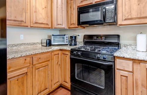 Bear Hollow Village Condo | Dog-friendly condo with fireplace, washer/dryer, outdoor pool, & hot tub