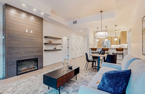 Cle Elum Condo | Dog-friendly condo with golf, BBQ, firepit, fireplace, & W/D