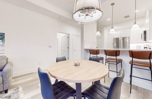 Cle Elum Condo | Dog-friendly condo with resort amenities, fireplace, full kitchen, AC, & W/D