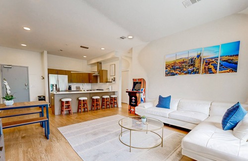 Edgehill Condo | Dog-Friendly Corner Condo with WiFi, Central AC, & Shared Pool