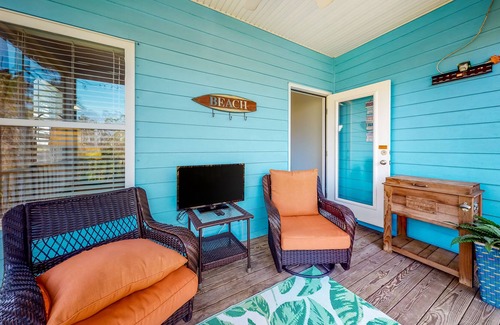 Fort Morgan House | Dog-friendly cottage with central AC, WiFi, and pool access - close to the beach