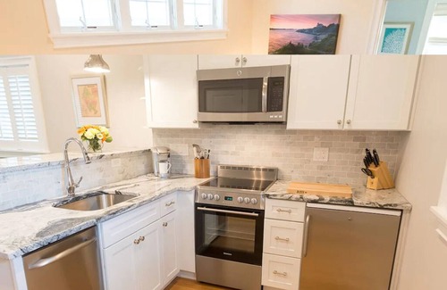 Middletown Cottage | Dog Friendly Cottages w/easy access to Newport, beaches, trails and vineyards