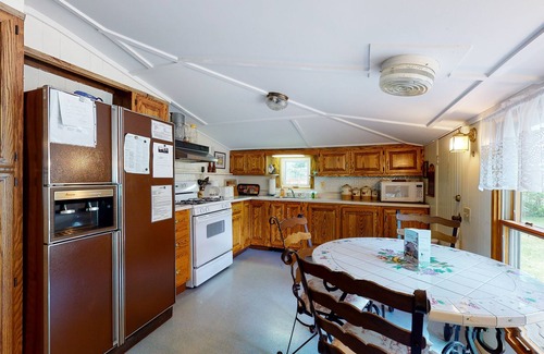 Poultney Cottage | Dog-Friendly cottage w/free WiFi, water views, great location