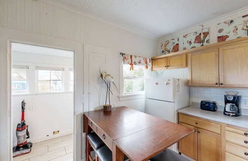 Seaside House | Dog-friendly cottage with great location, cozy interior, WiFi & washer/dryer