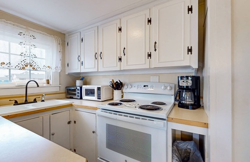 Wells Beach Cottage | Dog-friendly cottage with amazing sunset views, across the street from beach