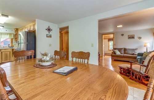 Oakland House | Dog-Friendly Country Cabin with Deck, Firepit & Air Hockey - Close to Yough River