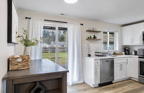 North City House | Dog Friendly Cozy Remodeled Shoreline Rambler