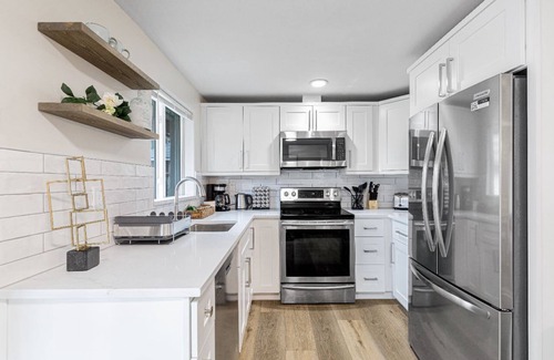 North City House | Dog Friendly Cozy Remodeled Shoreline Rambler
