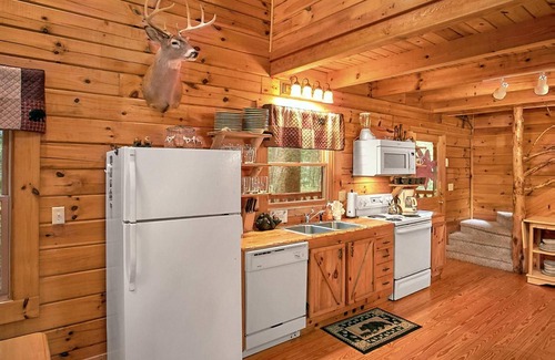 Gatlinburg - Pigeon Forge Cabin | Dog-Friendly! Creekside in Brother's Cove! Fire-pit! Community Pool Access!